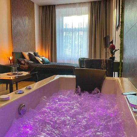 Apartament Czarny Z Jacuzzi Cracovia Exterior foto