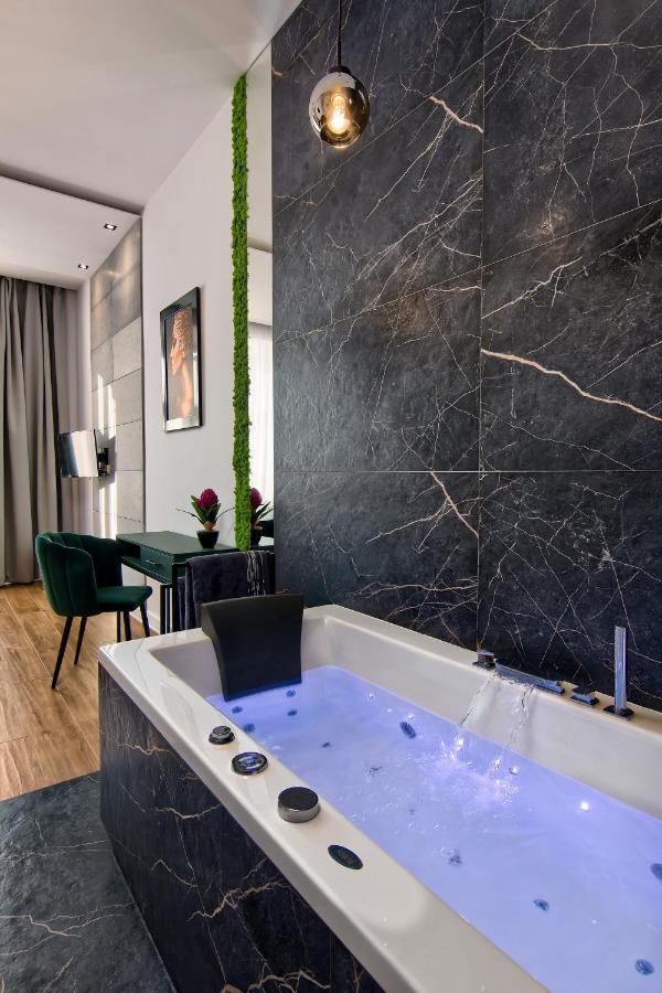 Apartament Czarny Z Jacuzzi Cracovia Exterior foto