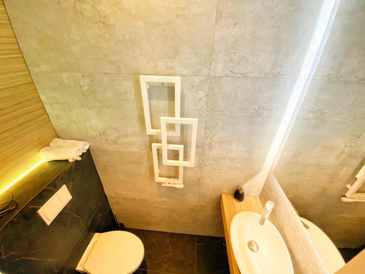 Apartament Czarny Z Jacuzzi Cracovia Exterior foto